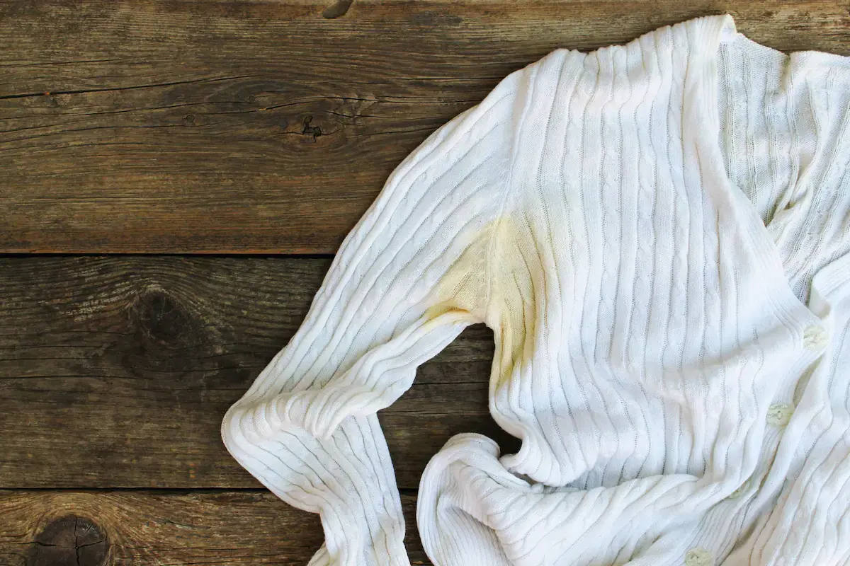 Las manchas amarillas en la ropa son fáciles de quitar con los métodos caseros de bicarbonato. Fuente: Shutterstock