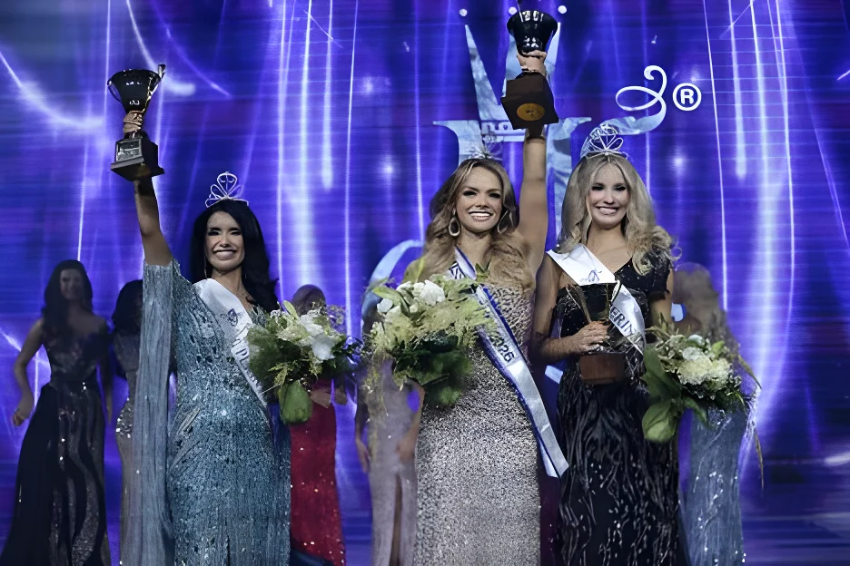Miss Suomeksi kruunattiin syyskuun alussa Veera Grönlund (kesk.). Ensimmäinen perintöprinsessa Aleksandra Hannusaari poseerasi mustassa mekossa ja toinen perintöprinsessa Sofia Singh sinisessä.